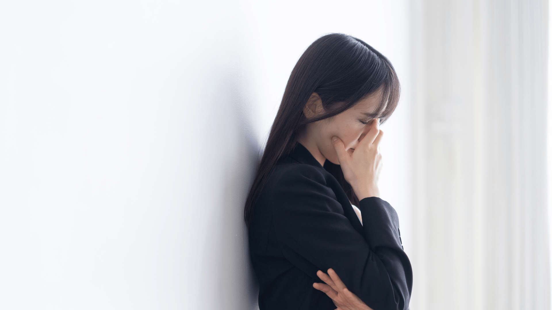 脱毛サロンの予約に悩む女性